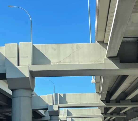 Exemplo de fissura importante em uma viga transversal de viaduto rodoviário
que pode ser investigada pela técnica da mecânica da fratura não linear.