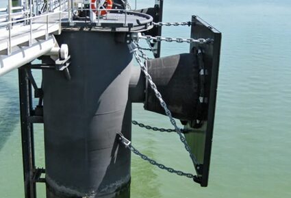 Ejemplo de una defensa SUPERCONE de muelle fijada directamente al pilote metálico, obsérvense las cadenas para evitar un desplazamiento excesivo que podría dañar la defensa.