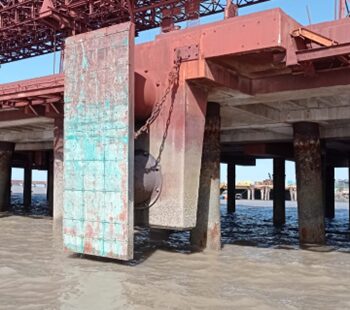 Exemplo de defensa de um píer em concreto armado e defensa em elastômero com painel metálico
