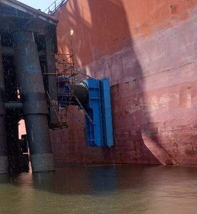 Defensa em estrutura metálica dotada de absorvedor cilíndrico em elastômero, nota-se marcas de atrito da defensa com o costado do navio