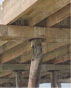 Dano observado na estaca da ponte de acesso devido a colisão de uma embarcação.