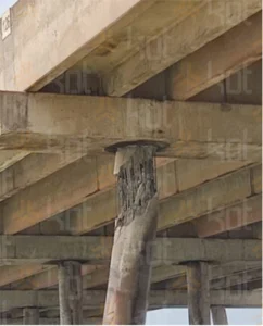 Dano observado na estaca da ponte de acesso devido a colisão de uma embarcação.