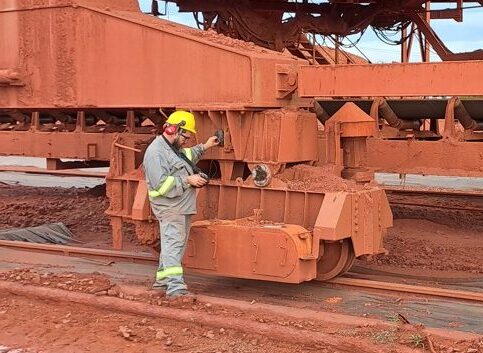 Ensaio de ultrassom realizado na base da mesa giratória.