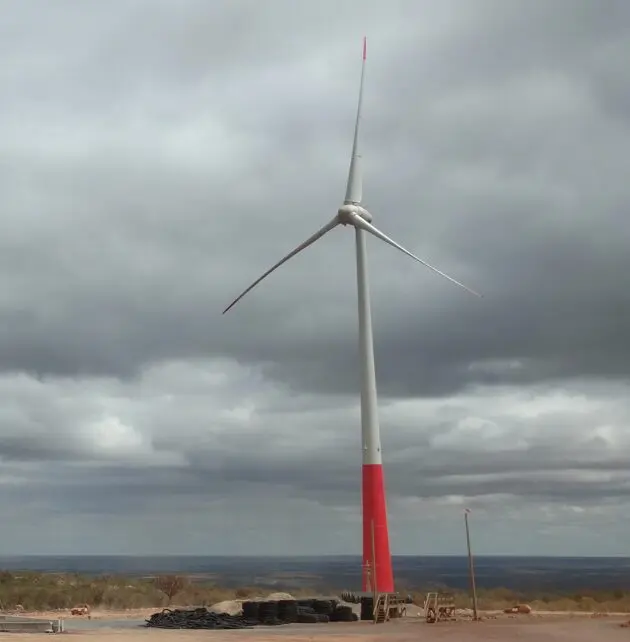 Imagem de um aerogerador em operação.